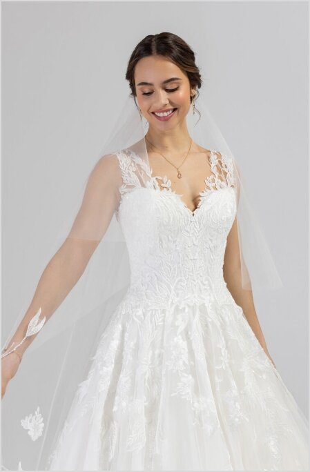 Bruidswinkel La Romance Bruidswinkel La Romance. Bruidsboutique La Romance is de bruidswinkel in de provincie Zuid-Holland. La Romance is gelegen in het landelijke Bleskensgraaf. Wij verkopen verschillende soorten trouwjurken en alle bijbehorende bruidsaccessoires. Bruidsschoenen, bruidslingerie, bruidssieraden, bruidssluiers en nog veel meer.
