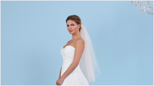 Bruidssluiers Bruidssluiers. Ben je op zoek naar prachtige bruidssluiers? De mooiste sluiers vind je bij Bruidsboutique La Romance in Bleskensgraaf (Zuid-Holland). Sluiers in alle soorten, stijlen, kleuren en maten. De bruidssluiers zijn er in de kleur wit of lichtivoor met verschillende soorten tule. Afgewerkt met kant of bewerkt met pareltjes, borduursel of Swarovskisteentjes.