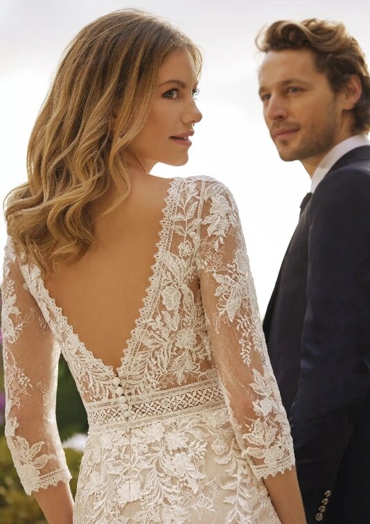 Pronovias White One Jigs Pronovias White One Jigs. Bruidsboutique La Romance heeft weer een prachtige nieuwe collectie trouwjurken ingekocht. Ben je benieuwd naar onze nieuwe collectie bruidsjurken van het bruidsmerk Pronovias? Maak vrijblijvend een pasafspraak in onze bruidswinkel. Je bent van harte welkom bij Bruidsboutique La Romance Kerkstraat 29 2971 AK in Bleskensgraaf (Zuid-Holland).