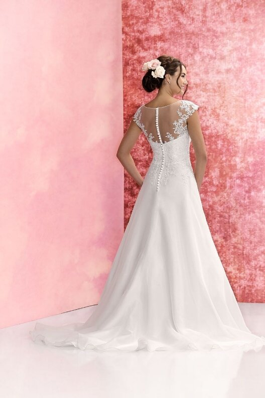 Bruidsjurk Jessie K. - JK1903 Bruidsjurk Jessie K. - JK1903. Kom jij deze bruidsjurk passen in onze bruidswinkel? Bruidsboutique La Romance voor de moderne, klassieke en romantische bruid.
