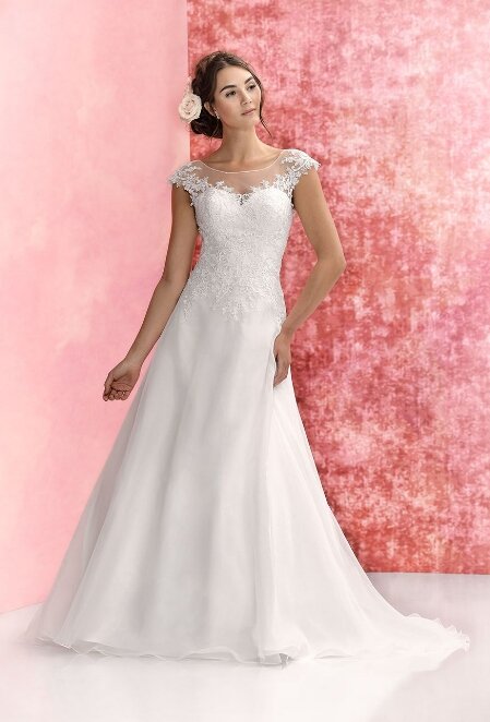 Bruidsjurk Jessie K. - JK1903. Kom jij deze bruidsjurk passen in onze bruidswinkel? Bruidsboutique La Romance voor de moderne, klassieke en romantische bruid.