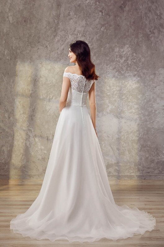 Bruidsjurk Jessie K. - JK1945 Bruidsjurk Jessie K. - JK1945. Kom jij deze bruidsjurk passen in onze bruidswinkel? Bruidsboutique La Romance voor de moderne, klassieke en romantische bruid.