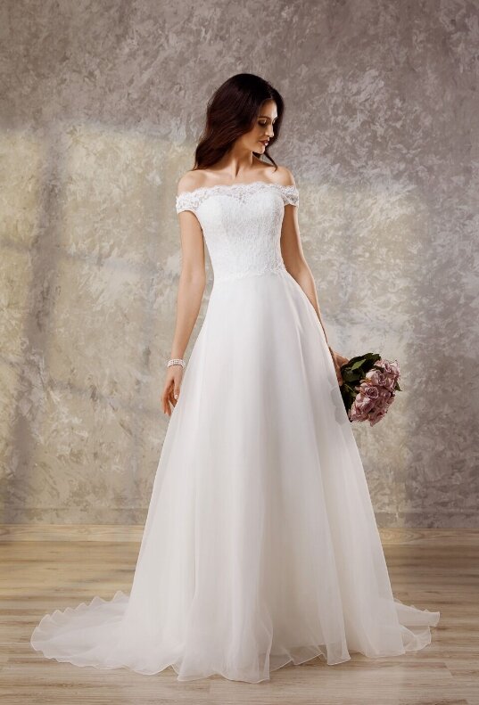 Bruidsjurk Jessie K. - JK1945 Bruidsjurk Jessie K. - JK1945. Kom jij deze bruidsjurk passen in onze bruidswinkel? Bruidsboutique La Romance voor de moderne, klassieke en romantische bruid.