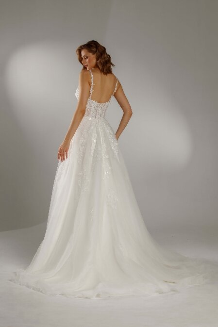 Jarice Nicole. Bruidsboutique La Romance heeft weer een prachtige nieuwe collectie trouwjurken ingekocht. Ben je benieuwd naar onze nieuwe collectie bruidsjurken van het bruidsmerk Jarice? Maak vrijblijvend een pasafspraak in onze bruidswinkel. Je bent van harte welkom bij Bruidsboutique La Romance Kerkstraat 29 2971 AK in Bleskensgraaf (Zuid-Holland).
