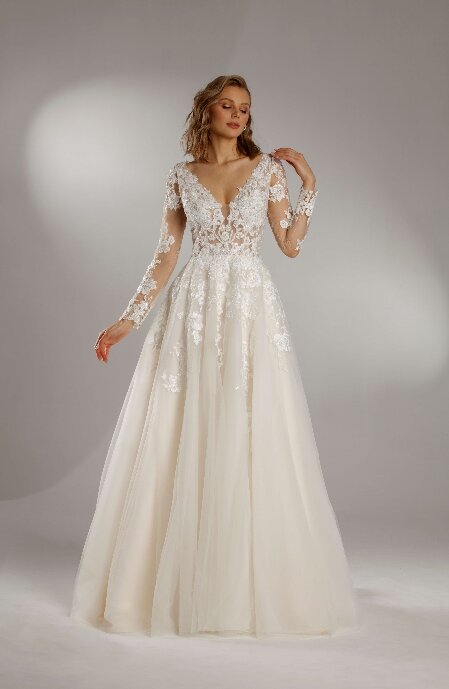 Romantische trouwjurken. Romantische trouwjurk van het bruidsmerk Jarice. Bruidsboutique La Romance heeft weer een prachtige nieuwe collectie trouwjurken ingekocht. Ben je benieuwd naar onze nieuwe collectie bruidsjurken en bruidsaccessoires? Wij verkopen verschillende soorten trouwjurken en alle bijbehorende bruidsaccessoires. Bruidsschoenen, bruidslingerie, bruidssieraden, bruidssluiers en nog veel meer. Maak vrijblijvend een afspraak in onze bruidswinkel. Je bent van harte welkom bij Bruidsboutique La Romance Kerkstraat 29 2971 AK in Bleskensgraaf (Zuid-Holland).