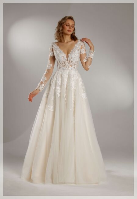 Elegante trouwjurk voor een bruid van 40 jaar of ouder, ontworpen met verfijning en tijdloze charme.