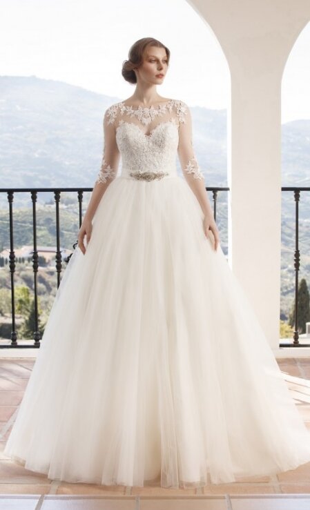 Bruidsjurk Vallety - Jarice. Kom jij deze bruidsjurk passen in onze bruidswinkel? Bruidsboutique La Romance voor de moderne, klassieke en romantische bruid.