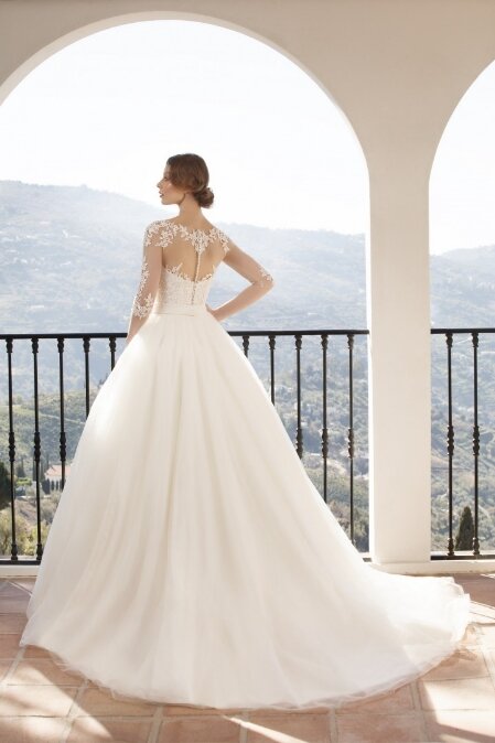 Bruidsjurk Vallety - Jarice. Kom jij deze bruidsjurk passen in onze bruidswinkel? Bruidsboutique La Romance voor de moderne, klassieke en romantische bruid.