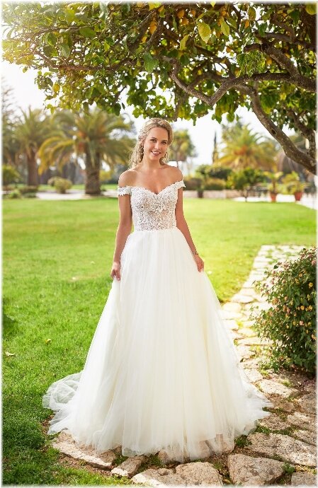 Bruidswinkel Bruidswinkel. Bruidsboutique La Romance is de bruidswinkel in de provincie Zuid-Holland. La Romance is gelegen in het landelijke Bleskensgraaf. Wij verkopen verschillende soorten trouwjurken en alle bijbehorende bruidsaccessoires. Bruidsschoenen, bruidslingerie, bruidssieraden, bruidssluiers en nog veel meer.