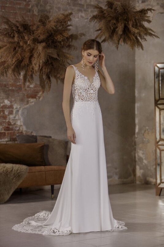 Trouwjurken 60 plus Een elegante, tijdloze trouwjurk voor een vrouw van 60 jaar of ouder, met een flatterende snit en luxe stoffen die de vrouwelijkheid en verfijning benadrukken.