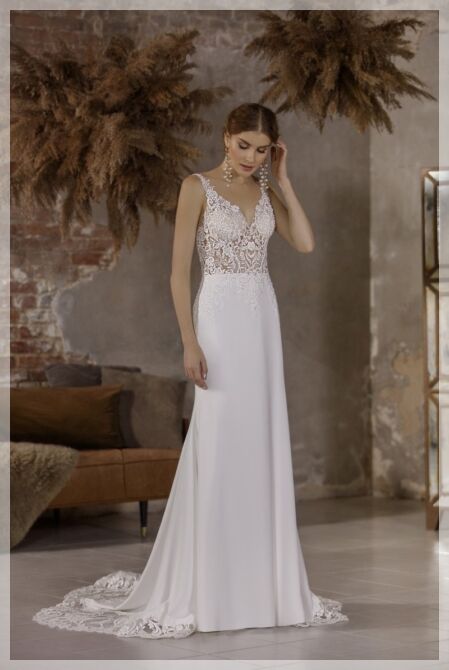 Een elegante, tijdloze trouwjurk voor een vrouw van 60 jaar of ouder, met een flatterende snit en luxe stoffen die de vrouwelijkheid en verfijning benadrukken.