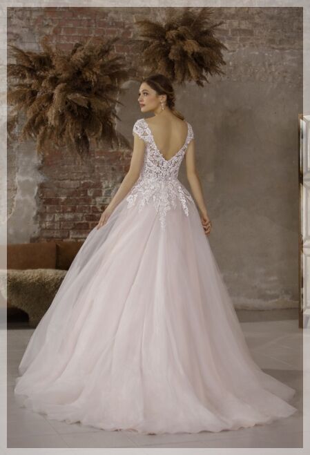 Jarice Kindall. Bruidsboutique La Romance heeft weer een prachtige nieuwe collectie trouwjurken ingekocht. Ben je benieuwd naar onze nieuwe collectie bruidsjurken? Maak vrijblijvend een pasafspraak in onze bruidswinkel. Je bent van harte welkom bij Bruidsboutique La Romance Kerkstraat 29 2971 AK in Bleskensgraaf (Zuid-Holland).