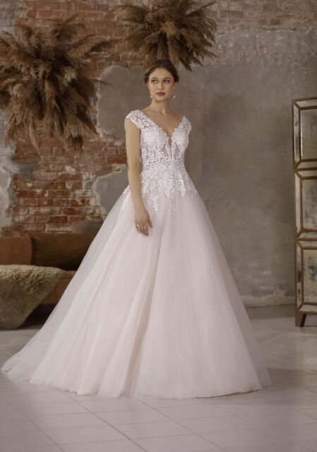 Trouwjurk Jarice Kindall. Bruidsboutique La Romance heeft weer een prachtige nieuwe collectie trouwjurken ingekocht. Ben je benieuwd naar onze nieuwe collectie bruidsjurken? Maak vrijblijvend een pasafspraak in onze bruidswinkel. Je bent van harte welkom bij Bruidsboutique La Romance Kerkstraat 29 2971 AK in Bleskensgraaf (Zuid-Holland).