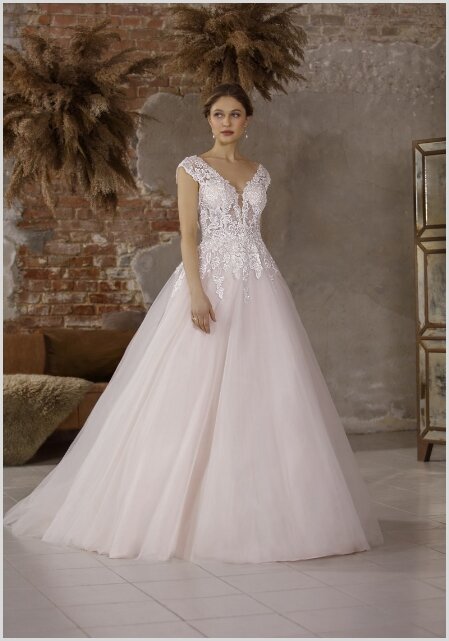 Elegante prinsessen trouwjurk voor bruiden van 50 plus, met luxe stoffen en een tijdloos silhouet.