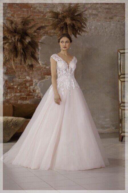 Romantische trouwjurken. Bruidsboutique La Romance heeft weer een prachtige nieuwe collectie trouwjurken ingekocht. Ben je benieuwd naar onze nieuwe collectie bruidsjurken en bruidsaccessoires? Wij verkopen verschillende soorten trouwjurken en alle bijbehorende bruidsaccessoires. Bruidsschoenen, bruidslingerie, bruidssieraden, bruidssluiers en nog veel meer. Maak vrijblijvend een pasafspraak in onze bruidswinkel. Je bent van harte welkom bij Bruidsboutique La Romance Kerkstraat 29 2971 AK in Bleskensgraaf (Zuid-Holland).