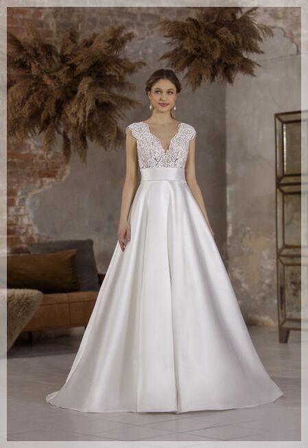 Elegante trouwjurk voor 40+ bruiden, met een tijdloze, verfijnde uitstraling, perfect voor een moderne bruiloft