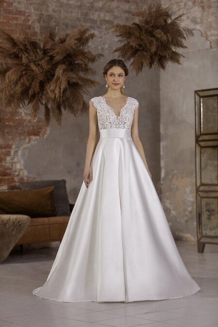 Romantische trouwjurk. Ben je benieuwd naar onze mooie romantische bruidsjaponnen? Bruidsboutique La Romance heeft weer een prachtige nieuwe collectie romantische trouwjurken ingekocht. Ben je benieuwd naar onze nieuwe collectie romantische bruidsjurken? Maak vrijblijvend een pasafspraak in onze bruidswinkel. Je bent van harte welkom bij Bruidsboutique La Romance Kerkstraat 29 2971 AK in Bleskensgraaf (Zuid-Holland).