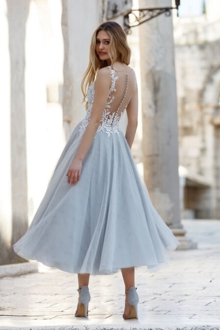 Korte trouwjurk Korte trouwjurken. Een korte trouwjurk kopen? Voor korte trouwjurken ben je bij Bruidsboutique La Romance in Bleskensgraaf aan het juiste adres. Maak vrijblijvend een pasafspraak en kom langs in onze bruidswinkel. Kerkstraat 29 2971AK Bleskensgraaf. Tel: 0184-693446.