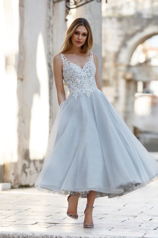 Korte trouwjurk Korte trouwjurken. Een korte trouwjurk kopen? Voor korte trouwjurken ben je bij Bruidsboutique La Romance in Bleskensgraaf aan het juiste adres. Maak vrijblijvend een pasafspraak en kom langs in onze bruidswinkel. Kerkstraat 29 2971AK Bleskensgraaf. Tel: 0184-693446.