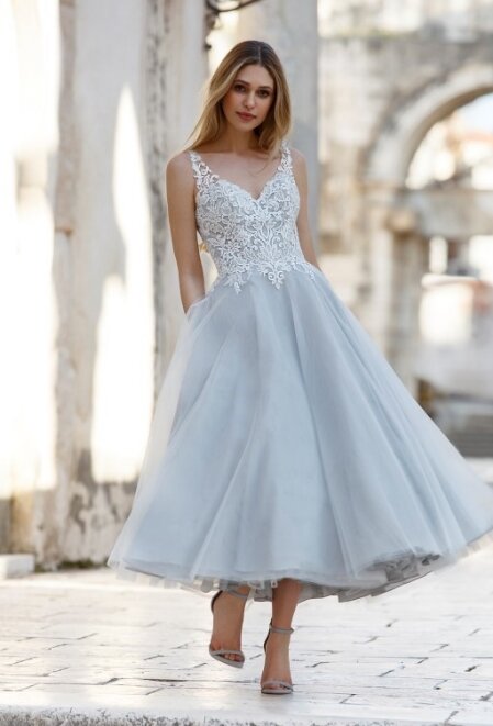 Korte trouwjurk Korte trouwjurken. Een korte trouwjurk kopen? Voor korte trouwjurken ben je bij Bruidsboutique La Romance in Bleskensgraaf aan het juiste adres. Maak vrijblijvend een pasafspraak en kom langs in onze bruidswinkel. Kerkstraat 29 2971AK Bleskensgraaf. Tel: 0184-693446.