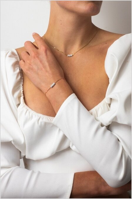 Lux ketting en armband Abrazi Lux ketting en armband Abrazi. Ben je op zoek naar de allermooiste Abrazi bruidssieraden? Bruidsboutique La Romance is de bruidswinkel in de provincie Zuid-Holland. La Romance is gelegen in het landelijke Bleskensgraaf. Wij verkopen verschillende soorten trouwjurken en alle bijbehorende bruidsaccessoires. Bruidsschoenen, bruidslingerie, bruidssieraden, bruidssluiers en nog veel meer. Onze nieuwe collectie bruidsjurken is weer prachtig!