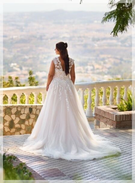 Grote maten trouwjurk maat 56 met kanten details in Bleskensgraaf