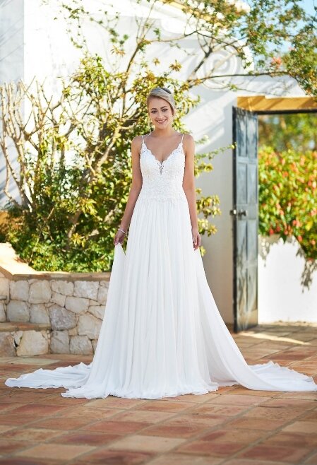 De Tres Chic Made to Love 21271 is een prachtige trouwjurk met verfijnde details en een elegante pasvorm. Het ontwerp bevat een elegante snit, een romantisch kant en een betoverende uitstraling die de bruid zeker zal doen stralen op haar grote dag.