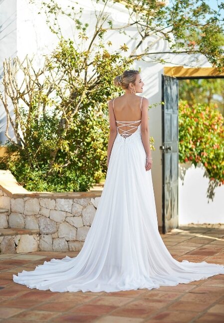 Tres Chic Made to Love 21271 trouwjurk, een romantisch ontwerp met een verfijnde, vloeiende rok, prachtige kantdetails en een klassieke pasvorm. De jurk biedt een moderne twist op tijdloze trouwmode.