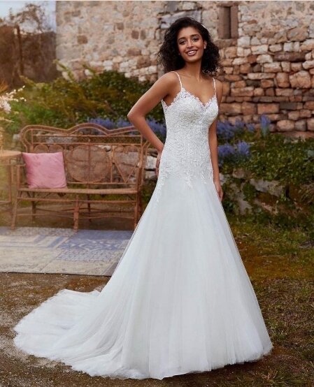 Dinanga Pronovias. Ben je op zoek naar een niet te strakke trouwjurk maar ook niet te wijd? Dan is dit misschien wel jouw droomjurk! Romantisch, vlot en modern! Bruidsboutique La Romance heeft weer een prachtige nieuwe collectie trouwjurken ingekocht. Ben je benieuwd naar onze nieuwe collectie bruidsjurken van het bekende bruidsmerk Pronovias? Maak vrijblijvend een pasafspraak in onze bruidswinkel. Je bent van harte welkom bij Bruidsboutique La Romance Kerkstraat 29 2971 AK in Bleskensgraaf (Zuid-Holland).