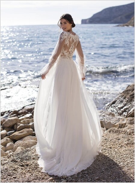 Bohemian trouwjurken. Wij verkopen de allermooiste bohemian chic japonnen. Bruidsboutique La Romance is de bruidswinkel in de provincie Zuid-Holland. La Romance is gelegen in het landelijke Bleskensgraaf. Wij verkopen verschillende soorten trouwjurken en alle bijbehorende bruidsaccessoires. Bruidsschoenen, bruidslingerie, bruidssieraden, bruidssluiers en nog veel meer. Onze nieuwe collectie bohemian bruidsjurken is weer prachtig!