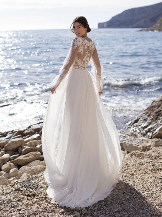 Bruidsjapon Pronovias: Periwinkle. Bruidsboutique La Romance in de omgeving van Dordrecht heeft weer een prachtige collectie van het bruidsmerk Pronovias. Kom jij deze prachtige bruidsjapon passen in onze bruidswinkel?
