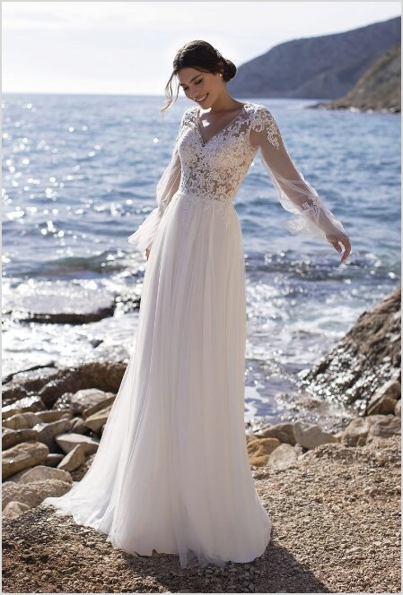 Trouwjurk met mouwen. Bruidsboutique La Romance is de bruidswinkel in de provincie Zuid-Holland. La Romance is gelegen in het landelijke Bleskensgraaf. Wij verkopen verschillende soorten trouwjurken met mouwen en alle bijbehorende bruidsaccessoires. Bruidsschoenen, bruidslingerie, bruidssieraden, bruidssluiers en nog veel meer. Onze nieuwe collectie bruidsjurken is weer prachtig!