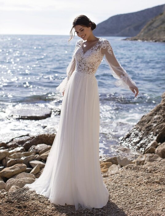 Bruidsjapon Pronovias: Periwinkle. Bruidsboutique La Romance in de omgeving van Dordrecht heeft weer een prachtige collectie van het bruidsmerk Pronovias. Kom jij deze prachtige bruidsjapon passen in onze bruidswinkel?