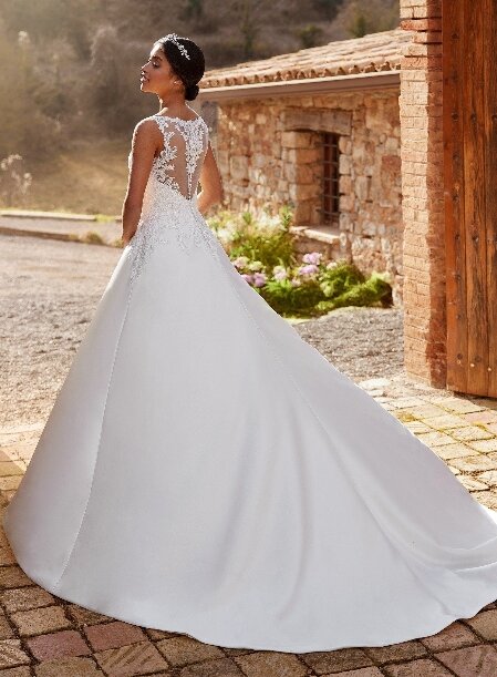 White One Pronovias. Ben je benieuwd naar deze mooie trouwjurk? Bruidsboutique La Romance heeft weer een prachtige nieuwe collectie trouwjurken ingekocht. Ben je benieuwd naar onze nieuwe collectie bruidsjurken van het bruidsmerk White One Pronovias? Maak vrijblijvend een pasafspraak in onze bruidswinkel. Je bent van harte welkom bij Bruidsboutique La Romance Kerkstraat 29 2971 AK in Bleskensgraaf (Zuid-Holland).