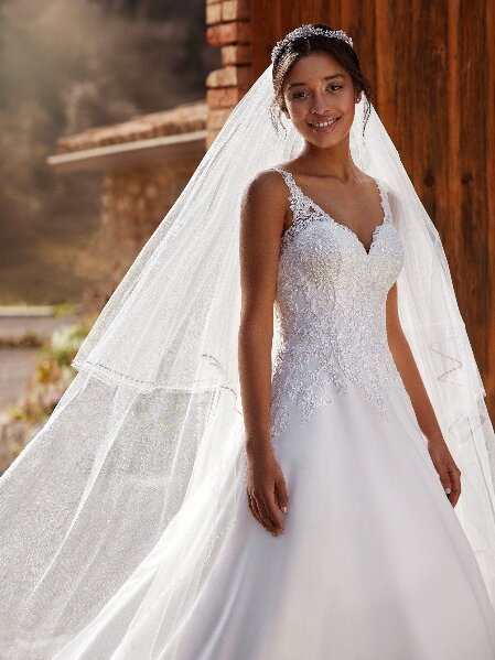 Pronovias Al=ai. White One Pronovias. Ben je benieuwd naar deze mooie trouwjurk? Bruidsboutique La Romance heeft weer een prachtige nieuwe collectie trouwjurken ingekocht. Ben je benieuwd naar onze nieuwe collectie bruidsjurken van het bruidsmerk White One Pronovias? Maak vrijblijvend een pasafspraak in onze bruidswinkel. Je bent van harte welkom bij Bruidsboutique La Romance Kerkstraat 29 2971 AK in Bleskensgraaf (Zuid-Holland).