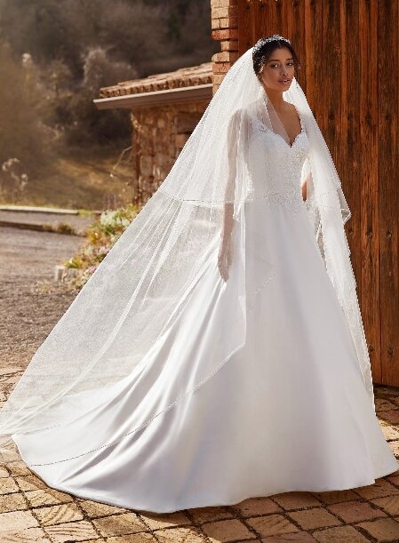 White One Pronovias. Ben je benieuwd naar deze mooie trouwjurk? Bruidsboutique La Romance heeft weer een prachtige nieuwe collectie trouwjurken ingekocht. Ben je benieuwd naar onze nieuwe collectie bruidsjurken van het bruidsmerk White One Pronovias? Maak vrijblijvend een pasafspraak in onze bruidswinkel. Je bent van harte welkom bij Bruidsboutique La Romance Kerkstraat 29 2971 AK in Bleskensgraaf (Zuid-Holland).