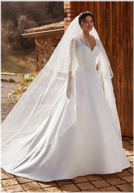 Bruidswinkel Bruidswinkel. Bruidsboutique La Romance is de bruidswinkel in de provincie Zuid-Holland. La Romance is gelegen in het landelijke Bleskensgraaf. Wij verkopen verschillende soorten trouwjurken en alle bijbehorende bruidsaccessoires. Bruidsschoenen, bruidslingerie, bruidssieraden, bruidssluiers en nog veel meer.