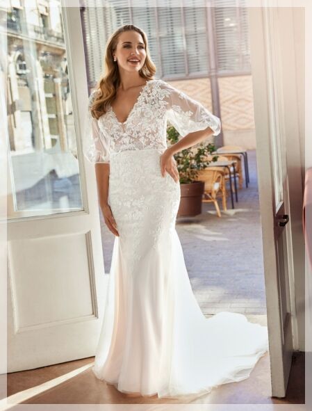 Een elegante bruidsjurk voor een vrouw van 65 jaar of ouder, ontworpen voor comfort en stijl, gepresenteerd in Bruidsboutique La Romance.