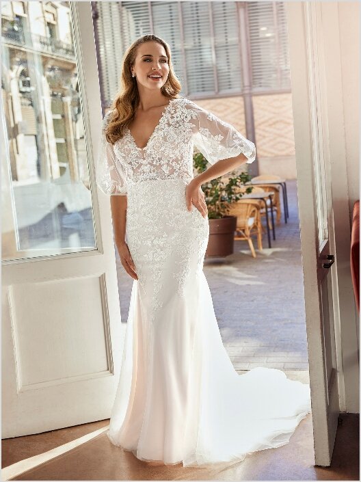 Bruidswinkel Steenbergen Bruidswinkel Steenbergen. Bruidsboutique La Romance heeft weer een prachtige nieuwe collectie trouwjurken ingekocht. Ben je benieuwd naar onze nieuwe collectie bruidsjurken en bruidsaccessoires? Wij verkopen verschillende soorten trouwjurken en alle bijbehorende bruidsaccessoires. Bruidsschoenen, bruidslingerie, bruidssieraden, bruidssluiers en nog veel meer. Maak vrijblijvend een afspraak in onze bruidswinkel. Je bent van harte welkom bij Bruidsboutique La Romance Kerkstraat 29 2971 AK in Bleskensgraaf (Zuid-Holland).