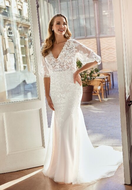 Bruidsmode Krimpen aan de Lek Bruidsmode Krimpen aan de Lek. Bruidsboutique La Romance is de bruidswinkel in de provincie Zuid-Holland. La Romance is gelegen in het landelijke Bleskensgraaf. Wij verkopen verschillende soorten trouwjurken en alle bijbehorende bruidsaccessoires. Bruidsschoenen, bruidslingerie, bruidssieraden, bruidssluiers en nog veel meer. Onze nieuwe collectie bruidsjurken is weer prachtig!