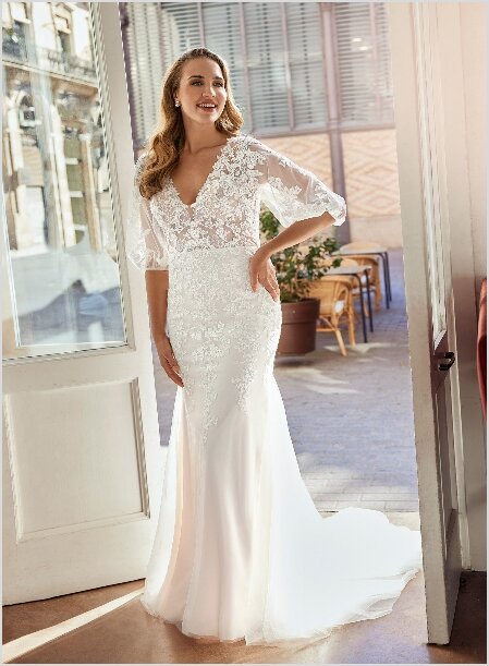 Trouwjurk met mouwen. Bruidsboutique La Romance is de bruidswinkel in de provincie Zuid-Holland. La Romance is gelegen in het landelijke Bleskensgraaf. Wij verkopen verschillende soorten trouwjurken met mouwen en alle bijbehorende bruidsaccessoires. Bruidsschoenen, bruidslingerie, bruidssieraden, bruidssluiers en nog veel meer. Onze nieuwe collectie bruidsjurken is weer prachtig!