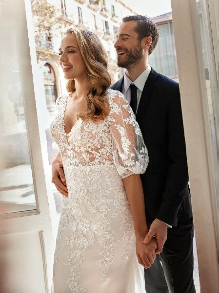 Grote maten trouwjurken Pronovias Grote maten trouwjurken Pronovias. De allermooiste grote maten trouwjurken vind je bij Bruidsboutique La Romance in Bleskensgraaf (Zuid-Holland). In onze bruidswinkel verkopen wij ook luxe bruidshandschoenen, bruidssieraden, bruidslingerie, bruidssluiers, bruidshoeden, haaraccessoires, gala kleding, avond kleding en nog veel meer. Ben je benieuwd naar onze nieuwe collectie trouwjurken? Maak vrijblijvend een afspraak in onze bruidswinkel. Bruidsboutique La Romance Kerkstraat 29 2971 AK Bleskensgraaf. Tel: 0184-693446.