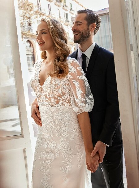 Bruidsmode Zwijndrecht. Bruidsboutique La Romance is de bruidswinkel in de provincie Zuid-Holland. La Romance is gelegen in het landelijke Bleskensgraaf. Wij verkopen verschillende soorten trouwjurken en alle bijbehorende bruidsaccessoires. Bruidsschoenen, bruidslingerie, bruidssieraden, bruidssluiers en nog veel meer. Onze nieuwe collectie bruidsjurken is weer prachtig!