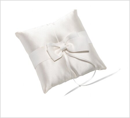 Elegantie in detail: Ringkussen met strik Een prachtig ringkussen met een delicate strik, perfect voor een bruiloft. Het kussen biedt een stijlvolle manier om de ringen te presenteren tijdens de ceremonie.