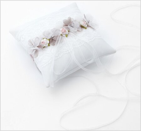 Elegante ringkussen met bloemetjes Ringkussen met delicate bloemetjes, perfect voor een romantische bruiloft.