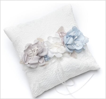 Kleurrijk ringkussen met bloemen Een ringkussen versierd met prachtige gekleurde bloemen in verschillende tinten, perfect voor een romantische bruiloft.