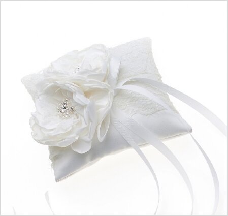 Elegant ringkussen met bloemen voor de perfecte trouwdag Ringkussen versierd met delicate bloemen, ideaal voor een romantische bruiloft.
