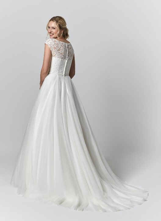 Bruidsjurk Romantica: PB0013 Bruidsjurk Romantica: PB0013. Kom jij deze bruidsjurk passen in onze bruidswinkel? Bruidsboutique La Romance voor de moderne, klassieke en romantische bruid.
