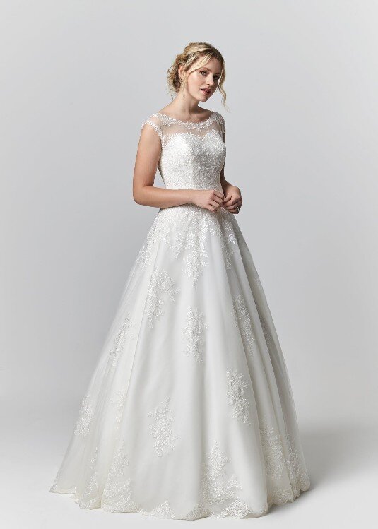 Paarse trouwjurk. Ben je benieuwd naar onze mooie paarse bruidsjaponnen? Bruidsboutique La Romance heeft weer een prachtige nieuwe collectie gekleurde trouwjurken ingekocht. Ben je benieuwd naar onze nieuwe collectie gekleurde bruidsjurken? Maak vrijblijvend een pasafspraak in onze bruidswinkel. Je bent van harte welkom bij Bruidsboutique La Romance Kerkstraat 29 2971 AK in Bleskensgraaf (Zuid-Holland).