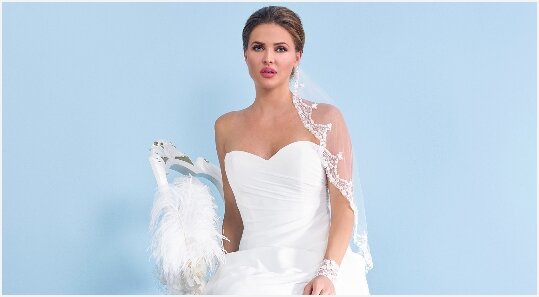 Bruidssluiers Bruidssluiers. Ben je op zoek naar prachtige bruidssluiers? De mooiste sluiers vind je bij Bruidsboutique La Romance in Bleskensgraaf (Zuid-Holland). Sluiers in alle soorten, stijlen, kleuren en maten. De bruidssluiers zijn er in de kleur wit of lichtivoor met verschillende soorten tule. Afgewerkt met kant of bewerkt met pareltjes, borduursel of Swarovskisteentjes.